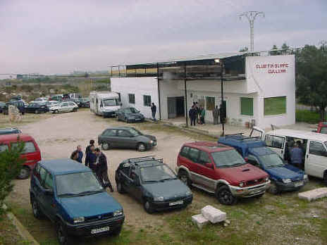 Aparcamiento y vista del exterior de la galeria de 100 metros.JPG (127842 bytes)