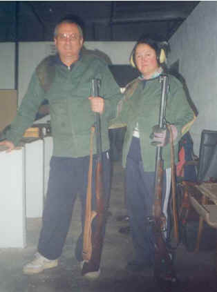 Andreu y Pascui posan con los rifles. Cullera 2001.jpg (24219 bytes)