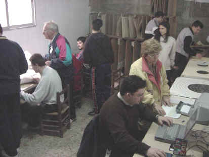 Aspecto de la sala de clasificacion, mucho personal cualifica.JPG (131586 bytes)