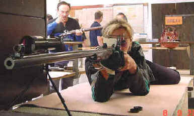 claudiatirando.jpg (13753 bytes)