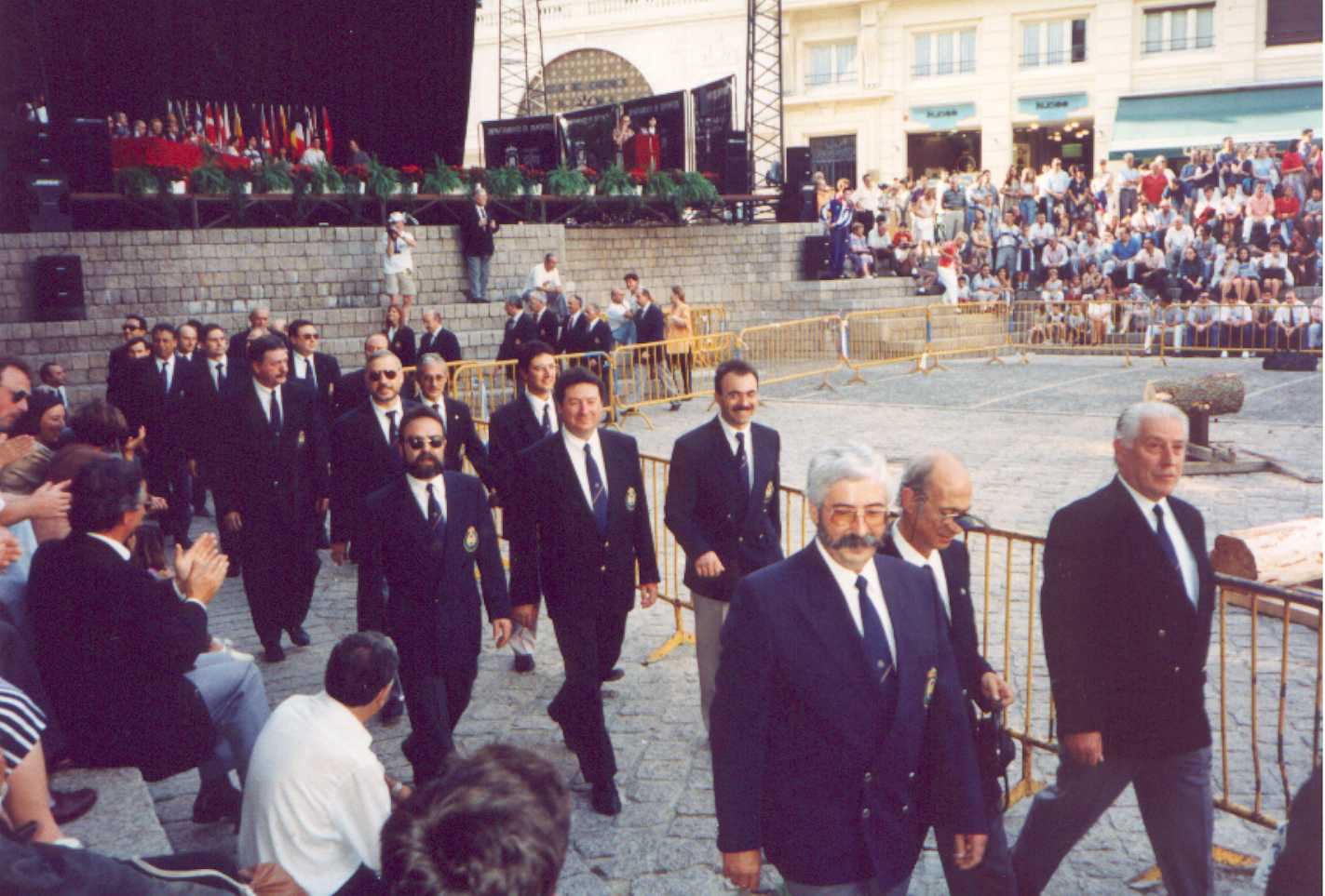 desfilevitoria95.jpg (133465 bytes)