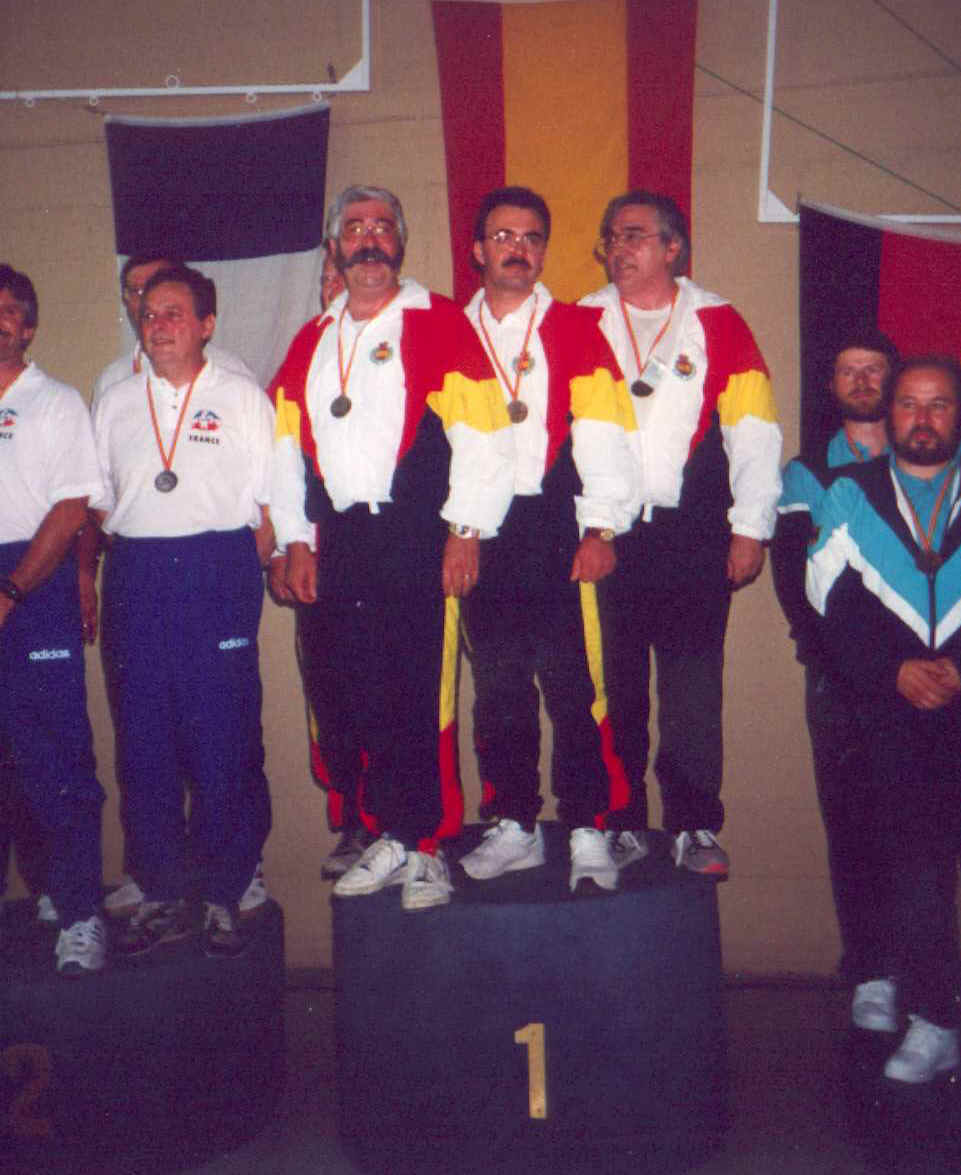 podiorevolvitoria95.jpg (87683 bytes)