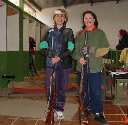 Claudia y Pascui posan momentos antes de comenzar.JPG (211145 bytes)