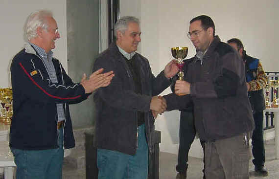 Francisco Pla recoge su trofeo de manos de D. Fernando Herrero..JPG (211796 bytes)