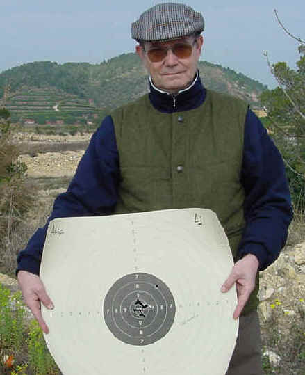 Manolo Astudillo muestra orgulloso el blanco que consiguio en Whitworth..JPG (208949 bytes)