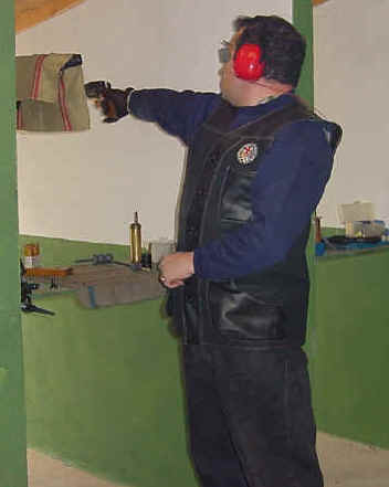 Peculiar postura de tiro de Juanjo Giner, un gran tirador de arma corta..JPG (205091 bytes)